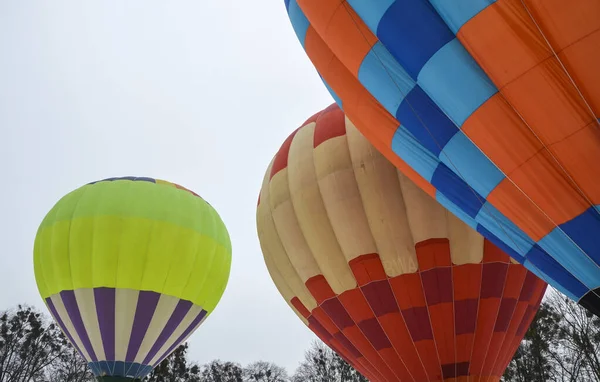 Havacılık Festivali Sırasında Gökyüzü Arka Planında Yükselen Renkli Çok Renkli — Stok fotoğraf