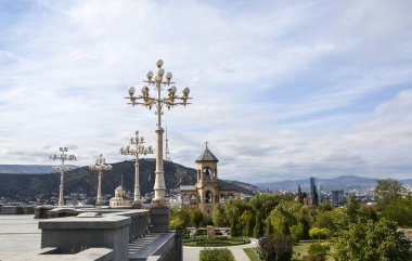 Çan Kulesi, Tiflis 'in Kutsal Üçlü Katedrali' nin girişi ve avlusu diğer adıyla Sameba Gürcistan Ortodoks Kilisesi 'nin ana katedralidir.