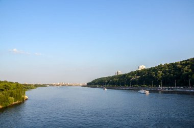 Ukrayna 'nın başkenti Kyiv şehrinin güzel yaz manzaralı Dnipro nehri ve sağ ve sol kıyıları
