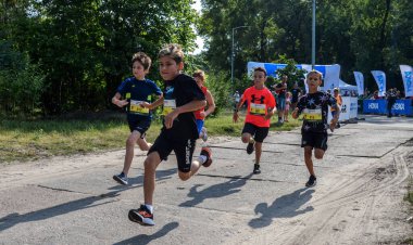 KYIV, UKRAINE - 24 Temmuz 2021: Çocuk Koşusu etkinliğinde yarışan genç erkekler çocuklar ve gençler arasında harika bir koşu müsabakasıdır.