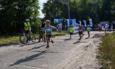 KYIV, UKRAINE - 24 Temmuz 2021: Çocuk Koşusu etkinliğinde yarışan genç erkekler çocuklar ve gençler arasında harika bir koşu müsabakasıdır.