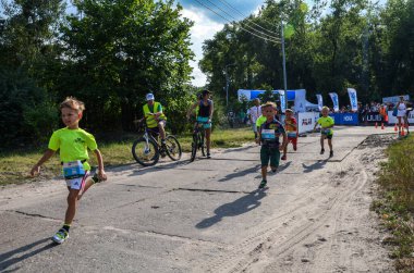 KYIV, UKRAINE - 24 Temmuz 2021: Çocuk Koşusu etkinliğinde yarışan genç erkekler çocuklar ve gençler arasında harika bir koşu müsabakasıdır.