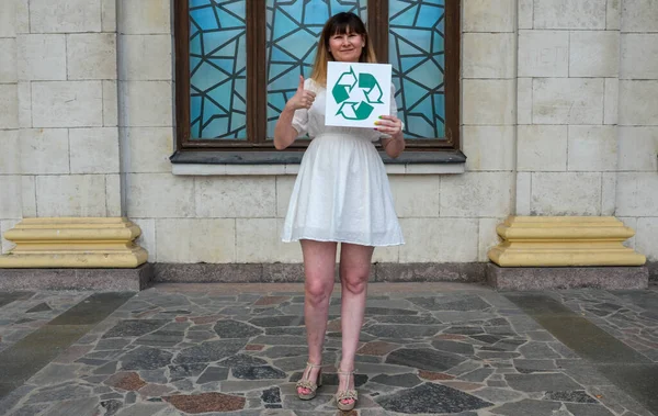 Femme Souriante Activiste Écologiste Tenant Signe Avec Symbole Recyclage Montrant — Photo