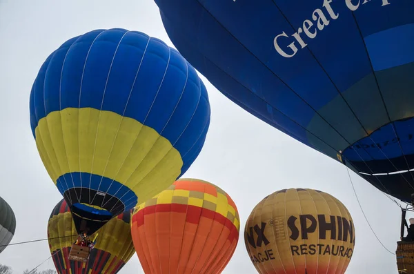 Kleurrijke Hete Lucht Ballonnen Zeer Dicht Van Elkaar Tegen Hemel — Stockfoto