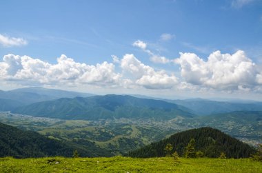 Yaz günü, dağ sırtından Karpat dağları yakınlarındaki vadideki köye kadar güzel bir manzara. Ukrayna