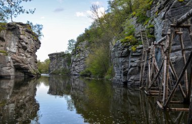 Buky Canyon, Hirskyi Tikych nehrinin sakin akışı yüksek granit kayaların yanında, Cherkasy Bölgesi. Ukrayna 'nın manzarası ve doğası.