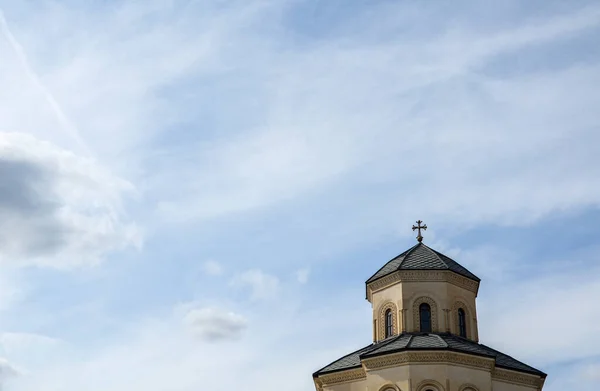 Egy Grúz Ortodox Székesegyház Kupolája Egy Felhőkkel Teli Kék Égbolttal — Stock Fotó