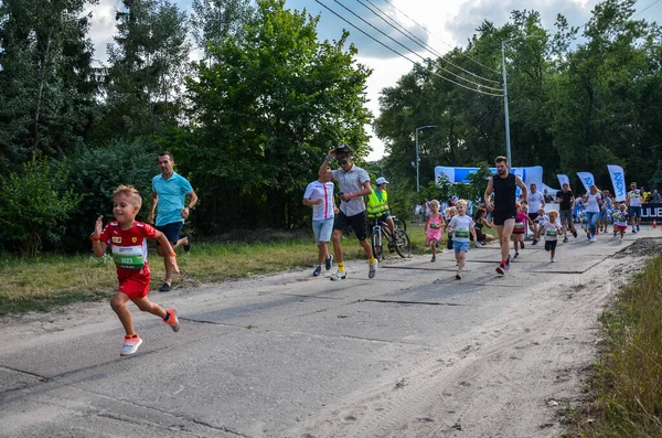 Kyiv Ukraine July 2021 Children Parents Enjoying Running Together Summer — Stock Photo, Image