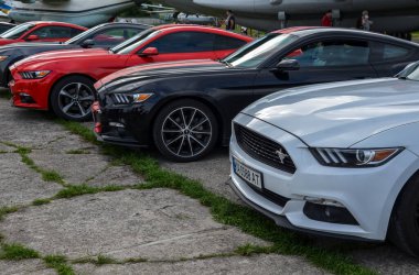 KYIV, UKRAINE 29 Mayıs 2021: Mustang taraftarları için en popüler arabalardan biri Ford Mustang Shelby GT500 Kyiv 'deki araba fuarında sergilenmektedir.