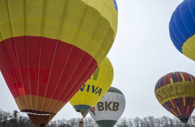 KYIV, UKRAINE - 20 Şubat 2021: Kyiv Balon Festivali 'nde gökyüzüne karşı birbirlerine çok yakın renkli sıcak hava balonları  