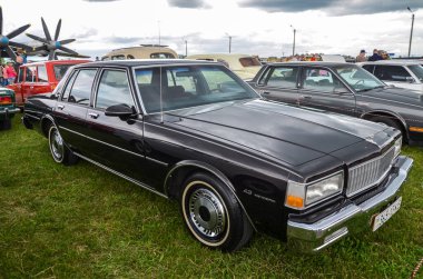 KYIV, UKRAINE 29 Mayıs 2021: 1976 yılında üretilen Amerikan klasik 4 kapılı sedan Chevrolet Caprice arabası, Kyiv 'deki klasik araba festivalinde tanıtıldı.