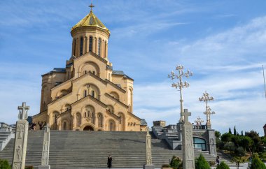 TBILISI, GEORGIA - 8 Ekim 2019: Kutsal Trinity Katedrali ana ve en büyük Gürcü Ortodoks Katedrali (Tsminda Sameba). Tiflis, Gürcistan