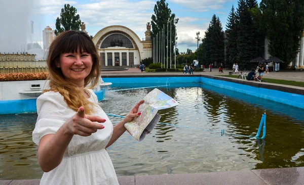 Cute Smiling Girl City Map Points Her Finger Interlocutor Invites — Photo