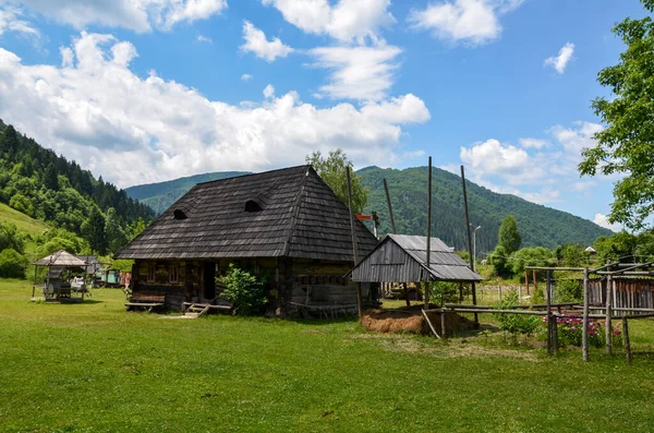 Traditionelle Karpatenlandschaft Malerische Architektur Holzhäuser Einem Bergdorf Kolochava Sommer — Stockfoto