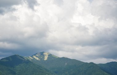 Resimli Karpat Dağları 'nın panoramik manzarası. Strymba Dağı' nın keskin zirvesi. Dağlarda tatiller. 