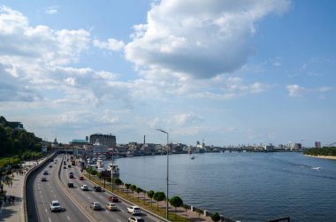 KYIV, UKRAINE - 24 Temmuz 2021: Dnipro nehrinin ve Podil ilçesinin yaz günündeki nehir kenarının güzel manzarası. Ukrayna 'nın başkenti Kyiv' in mimari ve seyahat yeri