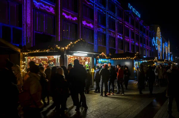 Kyiv Ukraine 2021年1月2日 お菓子やペストリー 伝統的な新年の食べ物を選ぶお土産店の近くのクリスマスマーケットを歩く人々 — ストック写真