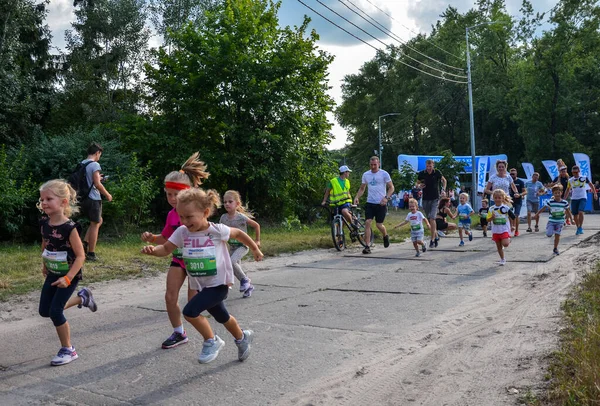 Κυιv Ουκρανια Ιουλιου 2021 Παιδιά Και Γονείς Απόσταση Κατά Διάρκεια — Φωτογραφία Αρχείου
