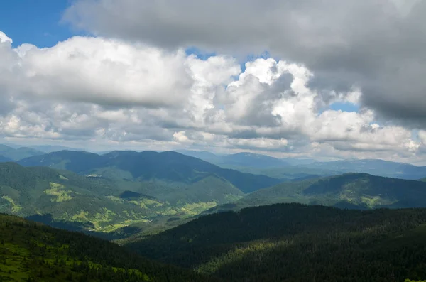 Landschaft Mit Bergen Und Hügeln Bedeckte Wälder Mit Bewölktem Himmel — Stockfoto
