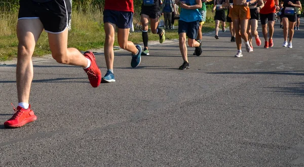 Koşucuların bacakları ve ayakları maraton koşuyor. Spor sağlıklı yaşam tarzı konsepti. 