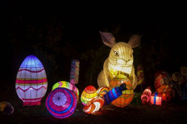 Geleneksel Çin Paskalya Tavşanı feneri geceleri aydınlatılır. Çin yeni yılı ve fener festivali.