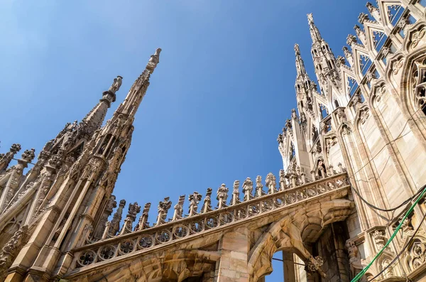 Gotik kuleleri, mermer heykelleri ve kemerleri olan Milano Katedrali Duomo di Milano 'nun detaylı görüntüsü. Milano 'nun ana turistik merkezi.
