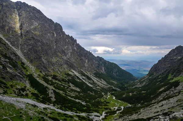 Verbazingwekkend Landschap Met Majestueuze Rotsachtige Bergen Onder Lage Grijze Lucht — Stockfoto
