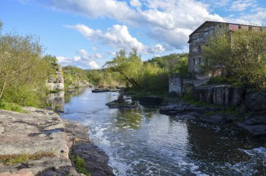 Hirskyi Tikych (Tikych Dağı) nehri tarafından oluşturulan Buky Kanyonu Ukrayna 'nın en güzel doğal harikalarından biridir..