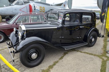 KYIV, UKRAINE SEPTEMBER 18 2021: Siyah klasik Alman arabası Mercedes Benz w21 1936 Old Car Land 'de. Sergide yaklaşık 900 eski ve farklı dünya yapımcısının özel arabası sergileniyor.