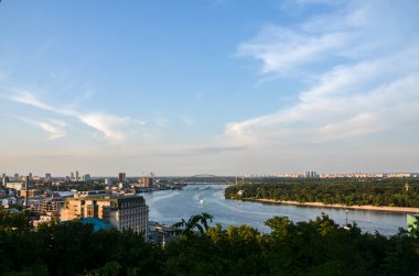 Gün batımında Dnipro Nehri 'nin panoramik manzarası ve Podil' in tarihi bölgesi. Kyiv, Ukrayna