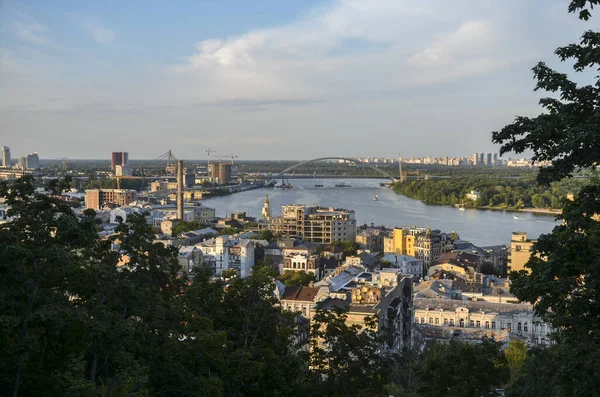 Panoramisch Uitzicht Rivier Dnipro Historische Wijk Podil Tijdens Zonsondergang Kiev — Stockfoto