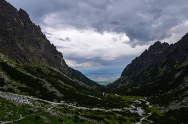 Yüksek Tatra 'da dağ ve kayalarla kaplı vadiden vadiye bak. Slovakya 'nın güzel doğası