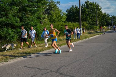 KYIV, UKRAINE - 24 Temmuz 2021: Bir grup sporcu şehir maratonunda koşuyor. Spor, spor ve sağlıklı yaşam tarzı konsepti