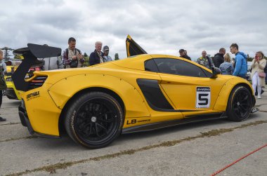 KYIV, UKRAINE SEPTEMBER 18 2021: Parlak Sarı Mclaren Spor Arabası Kyiv 'de bir araba fuarında halka açık gösterimde