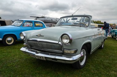 KYIV, UKRAINE SEPTEMBER 18 2021: Kyiv 'deki eski arabaların sergisinde üstü açık klasik Sovyet arabası GAZ-21 Volga