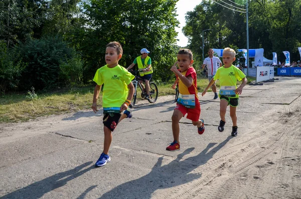 Kiew Ukraine Juli 2021 Kinderlauf Stadtpark Auf Außenbahn Gesunde Sportliche — Stockfoto