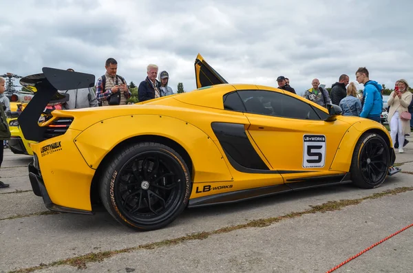 KYIV, UKRAINE SEPTEMBER 18 2021: Parlak Sarı Mclaren Spor Arabası Kyiv 'de bir araba fuarında halka açık gösterimde
