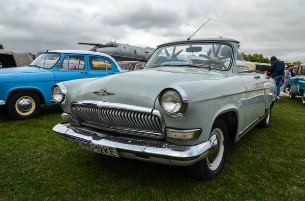 KYIV, UKRAINE SEPTEMBER 18 2021: Kyiv 'deki eski arabaların sergisinde üstü açık klasik Sovyet arabası GAZ-21 Volga