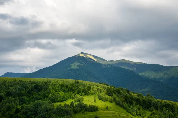Bunte Landschaft Der Karpaten Mit Dem Gipfel Des Berges Strymba — Stockfoto