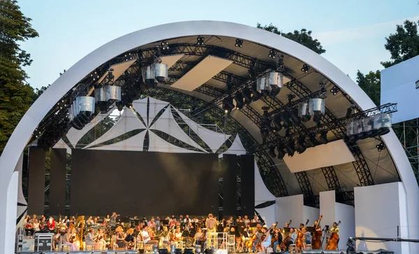 KYIV, UKRAINE - 23 Ağustos 2021: Ukrayna Bağımsızlık Günü 'ne adanmış konserin arifesinde Kyiv' deki senfoni orkestrasının provası