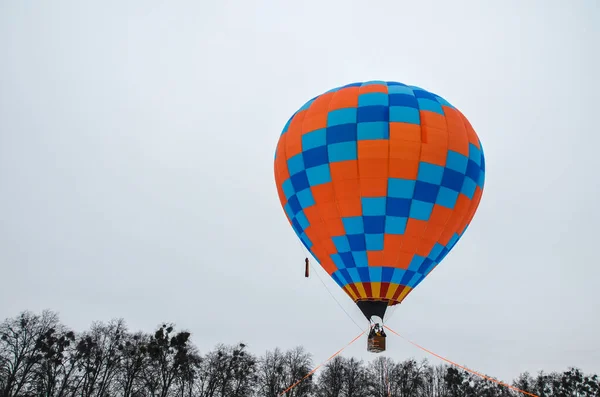 Stora Färgglada Varmluftsballong Flyger Himlen Helg Semester Och Friluftskoncept — Stockfoto