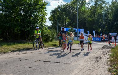 KYIV, UKRAINE - 24 Temmuz 2021: Koşu yarışmasında çocuklar için koşan kızlar. Çocuklar için spor eğitimi