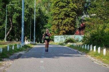 KYIV, UKRAINE - 24 Temmuz 2021: Koşu yarışmasında çocuklar için koşan kızlar. Çocuklar için spor eğitimi
