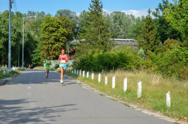 KYIV, UKRAINE - 24 Temmuz 2021: Koşu yarışmasında çocuklar için koşan kızlar. Çocuklar için spor eğitimi