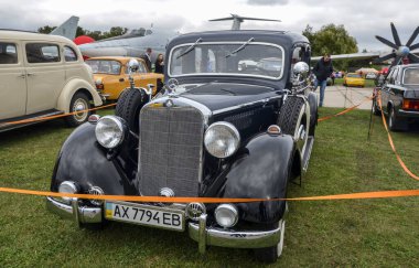 KYIV, UKRAINE - SEPTEMBER 18, 2021: Eski model siyah Mercedes Benz, model 1938 yıl Kyiv 'deki Eski Otomobil Ülkesi festivalinde sunulmuştur.