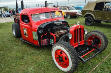 KYIV, UKRAINE - 18 Eylül 2021 Kyiv 'deki Eski Otomobil Festivali' nde eşi benzeri görülmemiş kırmızı el yapımı hafif minibüs.