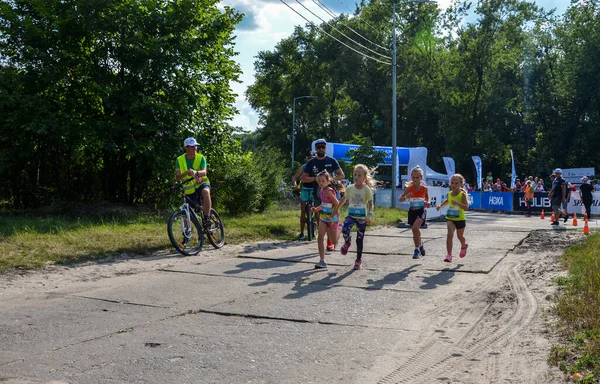 KYIV, UKRAINE - 24 Temmuz 2021: Koşu yarışmasında çocuklar için koşan kızlar. Çocuklar için spor eğitimi
