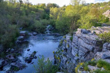 Kayalık kanyonun doğa manzarası ve Ukrayna 'nın Buky köyünde su yansıması olan sakin bir nehir.