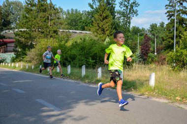 KYIV, UKRAINE - 24 Temmuz 2021: Genç sporcular bir çocuk koşusunda koşuyor. Sağlıklı spor aktivitesi ve çocuklar için koşma