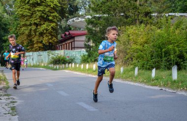 KYIV, UKRAINE - 24 Temmuz 2021: Genç sporcular bir çocuk koşusunda koşuyor. Sağlıklı spor aktivitesi ve çocuklar için koşma